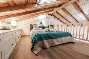 una camera con letto in una stanza con soffitti in legno di Dream on a wave a Città di Skiathos