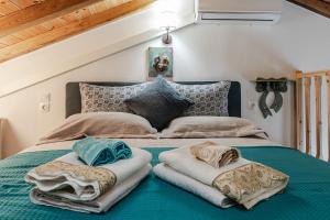 un letto con due coperte e cuscini sopra di Dream on a wave a Città di Skiathos