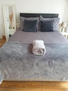 ロンドンにあるBalham, South London Spacious Guest House F2, 6 rooms availableのベッド(タオル付)
