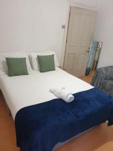 ロンドンにあるBalham, South London Spacious Guest House F2, 6 rooms availableの大型ベッド1台(タオル2枚付)