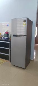 einen weißen Kühlschrank in einer Küche mit einer Theke in der Unterkunft Bella Homestay Perlis in Arau