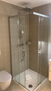 eine Duschkabine im Bad mit WC in der Unterkunft Swiss Star Zurich Oerlikon - Self Check-In in Zürich