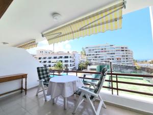 プエルト・デ・サンティアゴにあるАпартаменты Playa de la Arenaの景色を望むバルコニー(テーブル、椅子付)