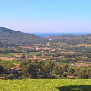 vistas a un campo verde y al océano en Le Castellet Vue Panoramique, en Le Castellet