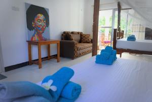 una sala de estar con zapatos azules en el suelo en Cocolala Beach House en Nungwi