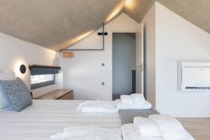 Posteľ alebo postele v izbe v ubytovaní Krystallon Villas