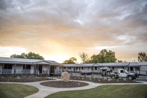 un edificio con un camion parcheggiato di fronte di The Rocks Motel a Charleville