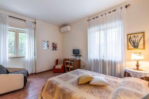 una camera con un grande letto e una finestra di Le Anfore di Arpi a Foggia