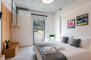 Posteľ alebo postele v izbe v ubytovaní Krystallon Villas