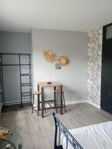 Habitación con mesa, sillas y cama en Appart 3 chambres, en Noyen-sur-Sarthe