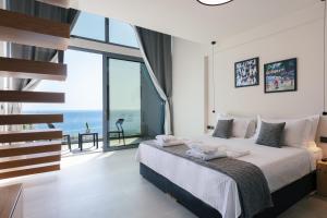 Posteľ alebo postele v izbe v ubytovaní Krystallon Villas