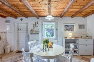 een keuken en eetkamer met een tafel en stoelen bij Eco House Zabodarski Beach - Happy Rentals in Čunski