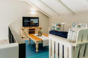 a living room with a couch and a tv at Casa Rene in Paternoster