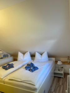 - un lit blanc avec des archets bleus au-dessus dans l'établissement Ankerplatz38, à Trassenheide