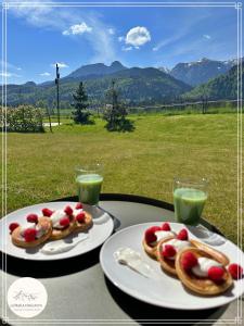 考斯賽力克的住宿－Górska Enklawa，桌上放两盘食物,享有田野美景
