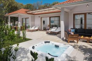een patio met een hot tub in de tuin bij Luxury Glamping Bay Villas Porto Bus in Bale