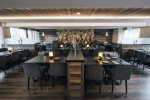 a restaurant with tables and chairs in a room at DESIGn und FERIEN HOTEL CHRISTANIA in Fiesch