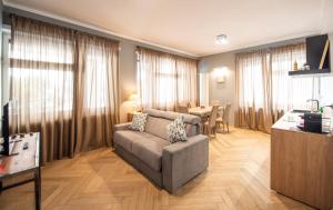 sala de estar con sofá y mesa en Top Living Apartments - Casa Valentino en Turín