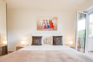 - une chambre avec un lit et une peinture murale dans l'établissement RELAX Camelia Apartment, à Locarno