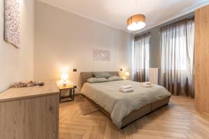 1 dormitorio con 1 cama con 2 toallas en Top Living Apartments - Casa Valentino en Turín