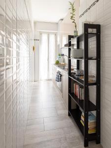 a kitchen with a black shelf in a room at Cosy flat in Cormano