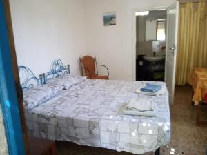 um quarto com uma cama grande num quarto em La mia Africa em Favignana