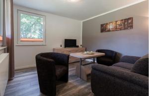 un salon avec une table et des chaises dans l'établissement F-1108 Häuser Prosnitz Haus15 Terrasse, Gartennutzung, à Gustow