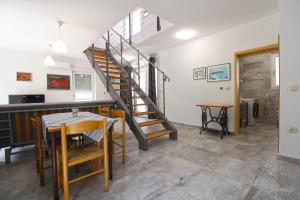 - un escalier dans le salon avec une table et des chaises dans l'établissement House Medulin 2247, à Medulin