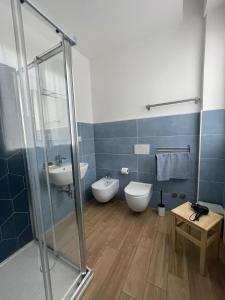 Un baño con ducha, inodoro y lavabo. en Notti Serene, en Montesilvano