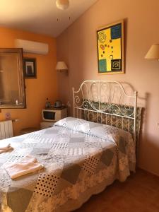 アルアマ・デ・ムルシアにあるHotel La Mariposaのベッドルーム1室(白い掛け布団付きのベッド1台付)