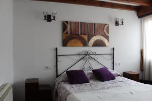 Ένα ή περισσότερα κρεβάτια σε δωμάτιο στο Casa La Carrera - Casas de Los Picos