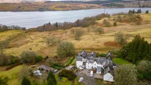 z góry widok na dom na wzgórzu obok jeziora w obiekcie Ardbrecknish House w mieście Dalmally
