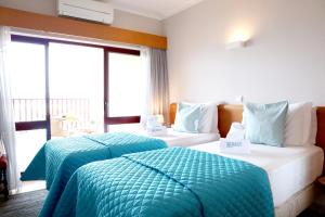 - 2 lits dans une chambre d'hôtel avec balcon dans l'établissement S&S Apartment, à Portimão