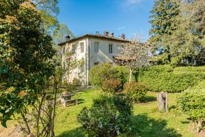 een oud huis midden in een tuin bij Tuscan Skye - Villa Sofia with private swimming pool and garden in Barga