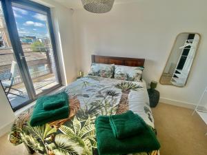 ein Schlafzimmer mit einem Bett und einem großen Fenster in der Unterkunft Amazing City Centre 1 bedroom Apartment with Balcony LGBTQ Friendly in Belfast