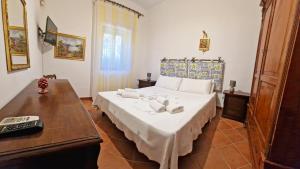 - une chambre avec un grand lit et une table dans l'établissement Villa Sara, à Borgo Bonsignore