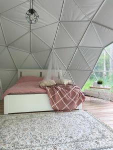 - une chambre avec un lit dans une tente dans l'établissement Hiiumaa Tiglu, à Hiiumaa