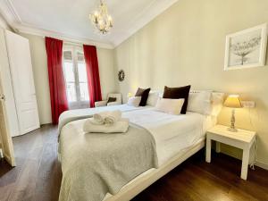 ein Schlafzimmer mit einem großen weißen Bett in einem Zimmer in der Unterkunft Barcelonaforrent The Central Place in Barcelona