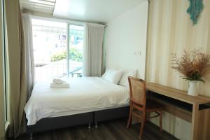 Ένα ή περισσότερα κρεβάτια σε δωμάτιο στο Day Off House Chiang Mai Near Walking Street +43 φωτογραφίες