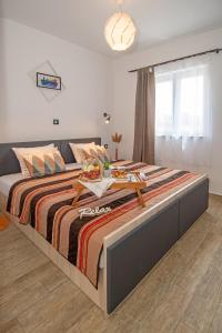 En eller flere senge i et værelse på Villa Mari Apartment