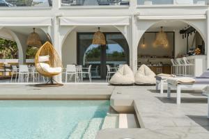 um resort com uma piscina e uma casa em Nikon Boutique Hotel em Kalamaki