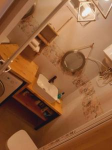 een badkamer met een wastafel en een spiegel bij Happy days house in Shuakhevi