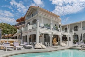 卡拉马孔Nikon Boutique Hotel的一栋楼前有游泳池的别墅