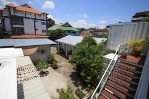 una vista aerea di una città con edifici di Day Off House Chiang Mai Near Walking Street a Chiang Mai