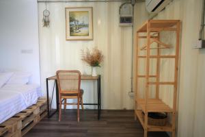 Ένα ή περισσότερα κρεβάτια σε δωμάτιο στο Day Off House Chiang Mai Near Walking Street