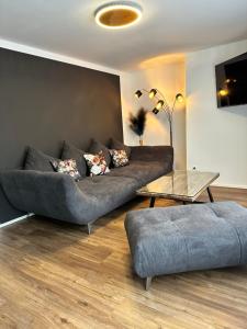 sala de estar con sofá y mesa en Villa Dana Bodensee, en Friedrichshafen