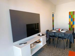 Televízia a/alebo spoločenská miestnosť v ubytovaní Villa Service - Igualada