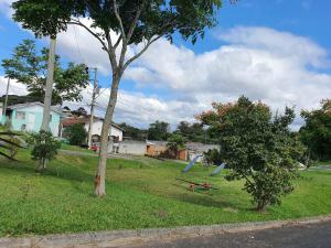 un parque con un parque infantil con un tobogán y un árbol en Kitnets Aconchegantes Próximo ao Shopping, en Curitiba