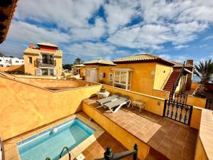 a view of a house with a swimming pool at Villa Sara y Sebas in Corralejo