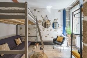 ein Wohnzimmer mit einem Etagenbett und einem Stuhl in der Unterkunft Cabana & Le Petit Rousseau - Proche du Lac in Annecy